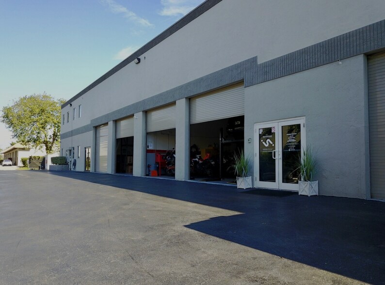 1901 NW 32nd St, Pompano Beach, FL à louer - Photo de l’immeuble – Image 2 sur 2