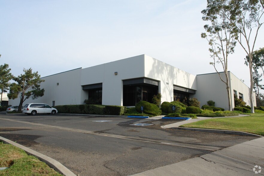 1011-1031 Avenida Acaso, Camarillo, CA à louer - Photo de l’immeuble – Image 2 sur 5