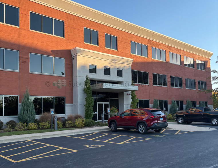 60 N Frontage Rd, Burr Ridge, IL à louer - Photo de l’immeuble – Image 2 sur 9