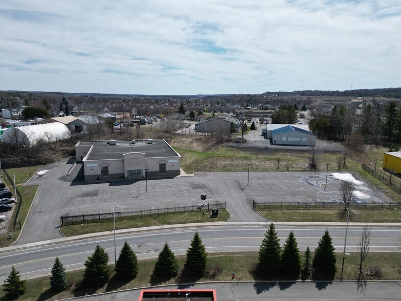 2747 Chamberland St, Rockland, ON à vendre - Photo de l’immeuble – Image 2 sur 20