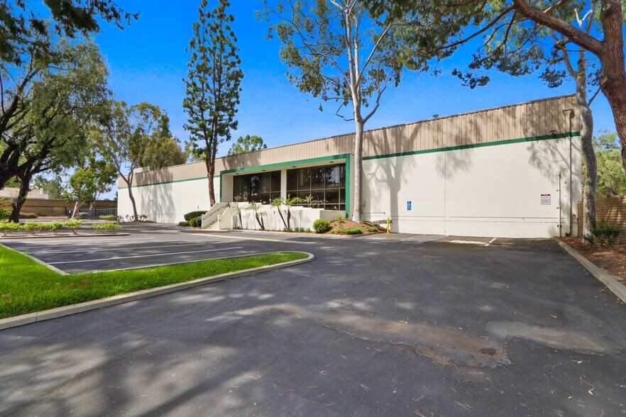 16205 Distribution Way, Cerritos, CA à vendre - Photo de l’immeuble – Image 3 sur 29