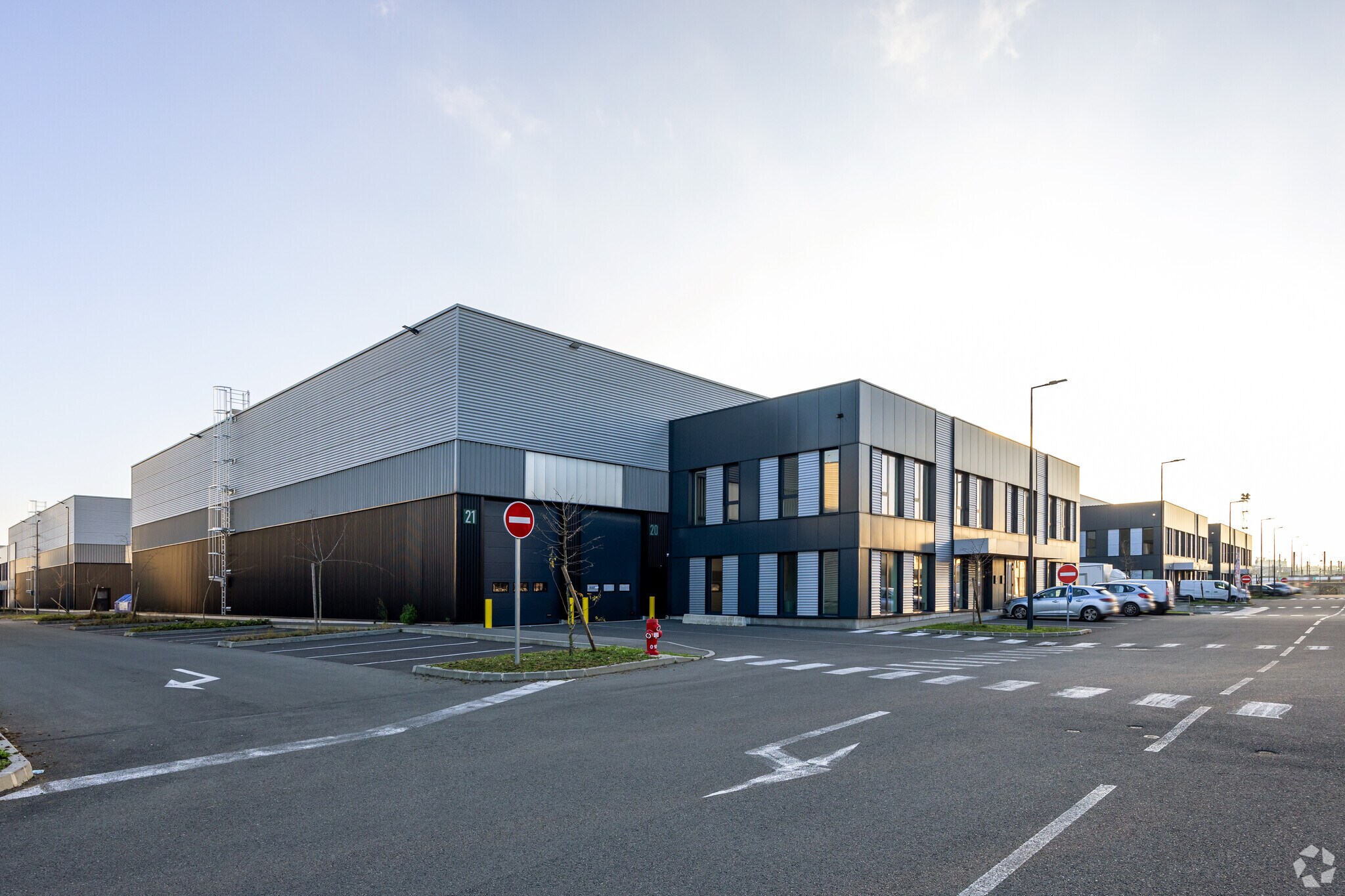 51 Rue Du Commandant Rolland, Le Bourget à louer Photo de l’immeuble– Image 1 sur 2