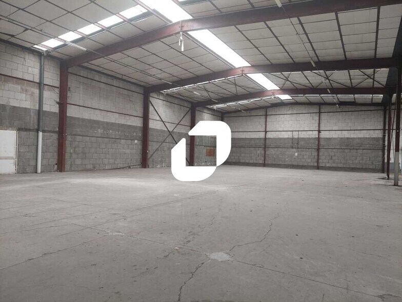 Local d'activités dans Plaisir à vendre - Photo de l’immeuble – Image 2 sur 11