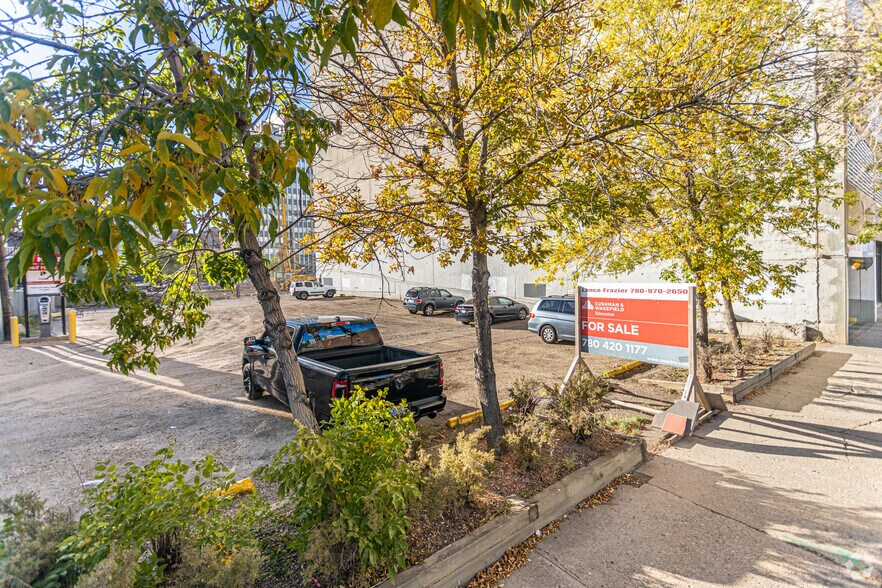 10018 103 St NW, Edmonton, AB à vendre - Photo de l’immeuble – Image 1 sur 2