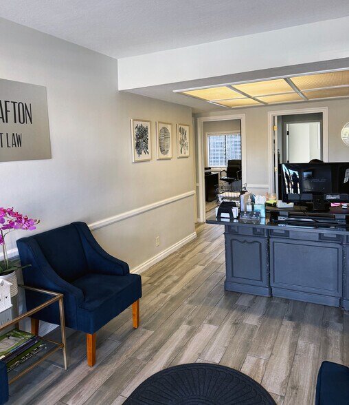 810 E Charleston Blvd, Las Vegas, NV à vendre - Photo de l’immeuble – Image 3 sur 11