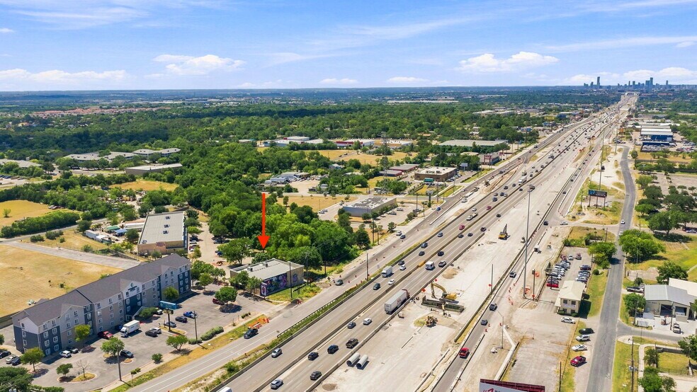 11055 N IH-35, Austin, TX à louer - Photo de l’immeuble – Image 1 sur 38
