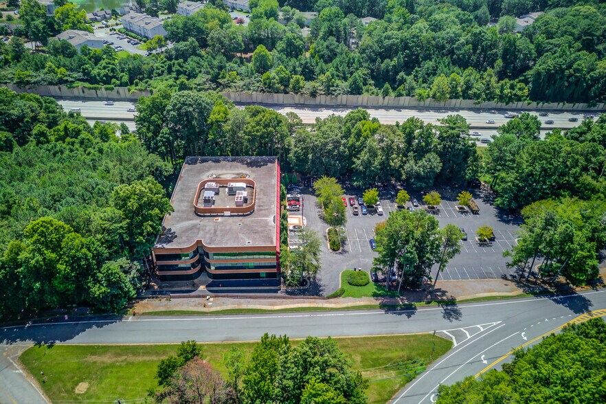 9755 Dogwood Rd, Roswell, GA à louer - Photo de l’immeuble – Image 2 sur 54