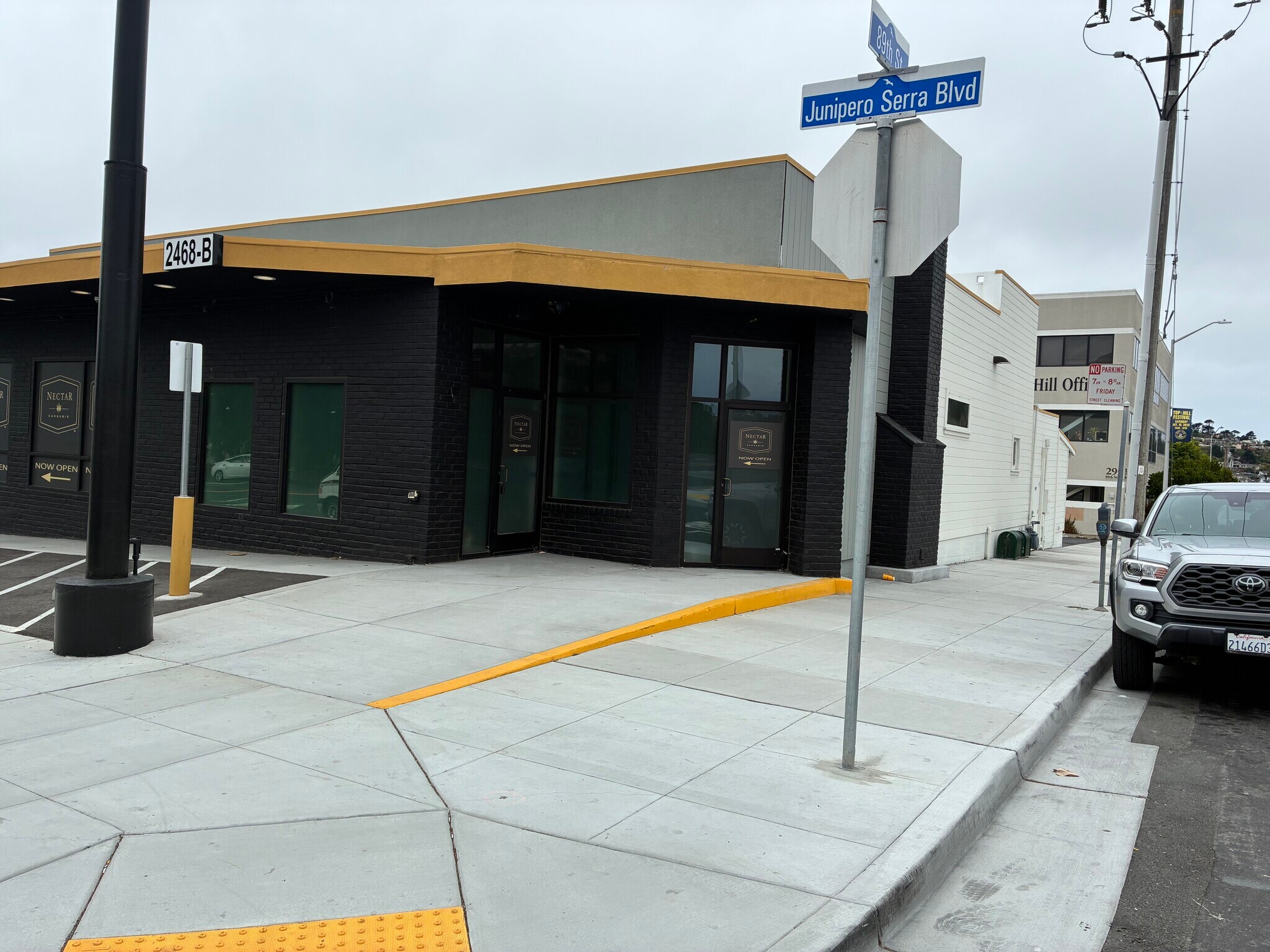2468 Junipero Serra Blvd, Daly City, CA à louer Photo principale– Image 1 sur 2