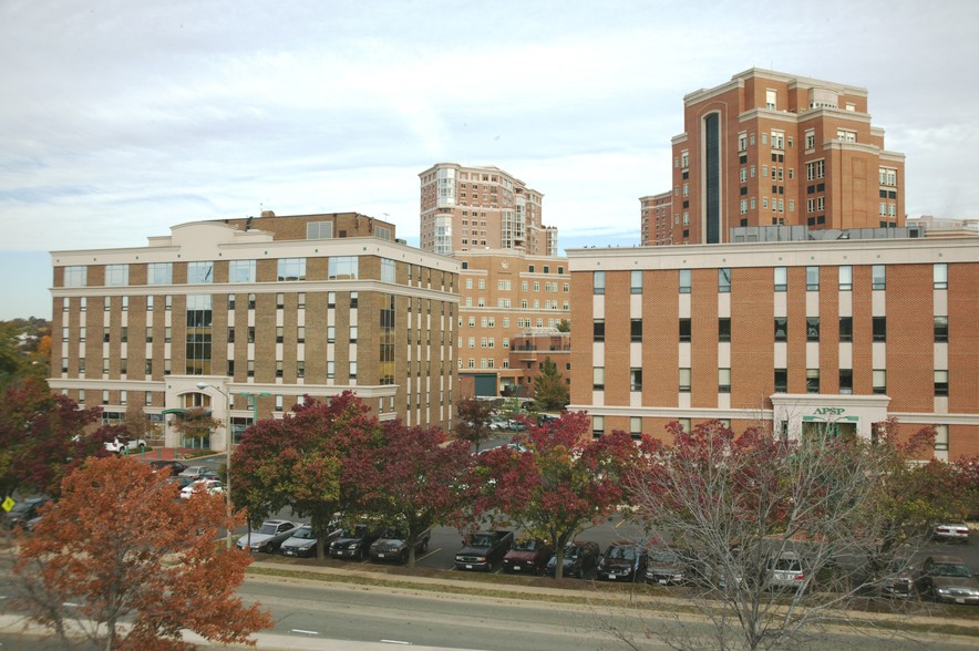 2111 Eisenhower Ave, Alexandria, VA à louer - Photo de l’immeuble – Image 2 sur 5