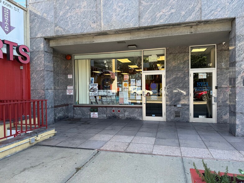 5519 69th St, Maspeth, NY à louer - Photo de l’immeuble – Image 2 sur 12