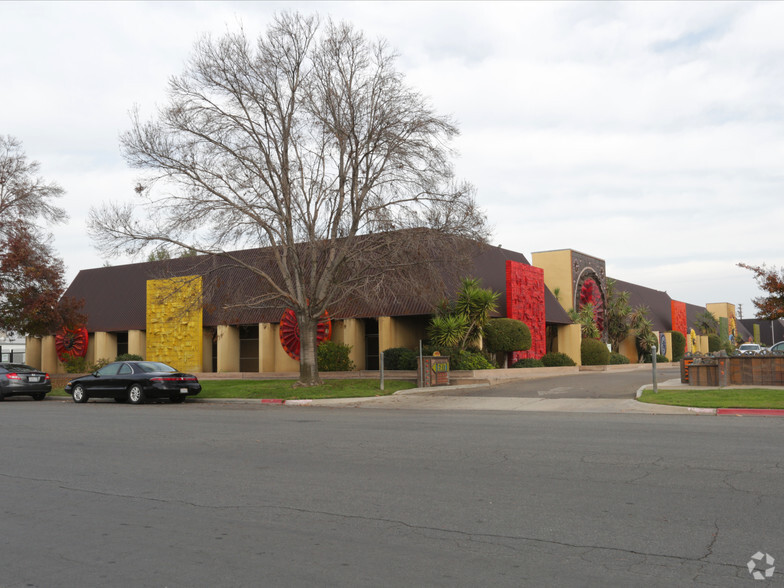 5661 E Shields Ave, Fresno, CA à louer - Photo de l’immeuble – Image 2 sur 19