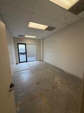 17030 Alico Commerce Ct, Fort Myers, FL à louer Photo intérieure– Image 2 sur 5