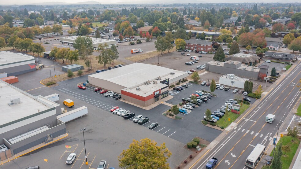 1241 SE Clay St, Albany, OR à vendre - Photo de l’immeuble – Image 3 sur 16