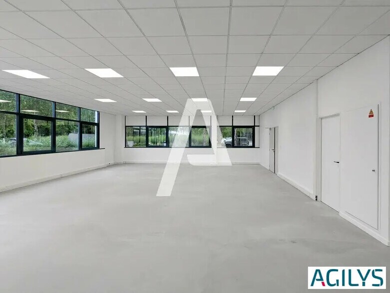 Local d’activités dans Saclay à louer - Photo de l’immeuble – Image 3 sur 12