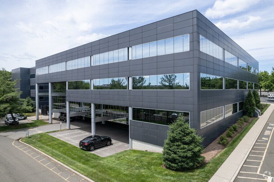 115 W Century Rd, Paramus, NJ à louer - Photo de l’immeuble – Image 2 sur 6