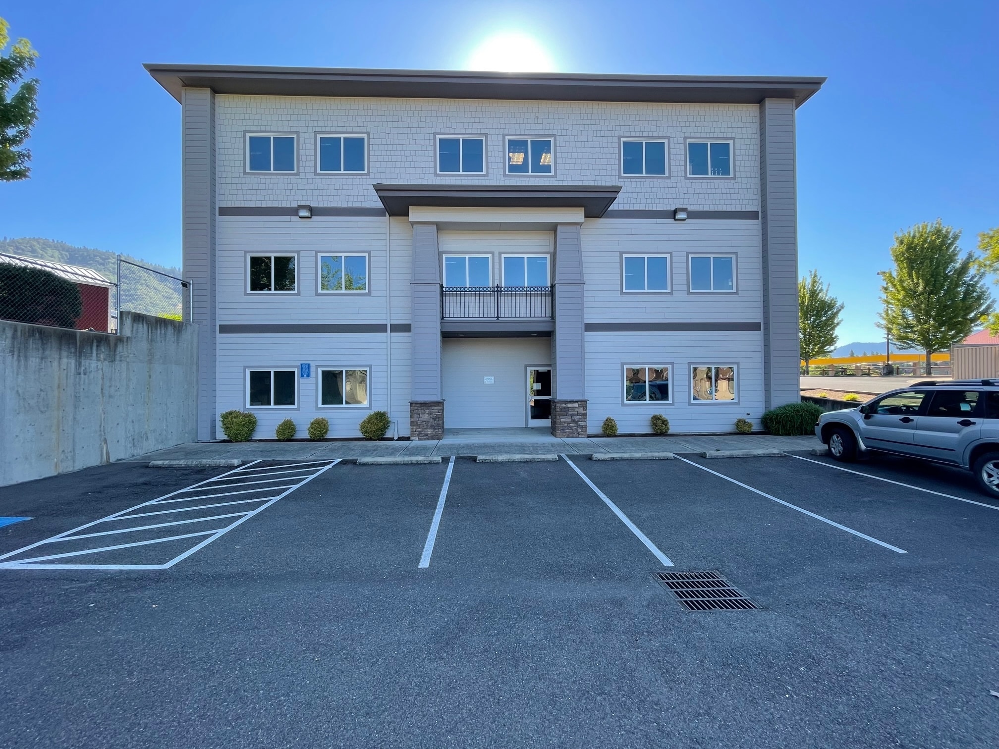 1830 NE 7th St, Grants Pass, OR à louer Photo de l’immeuble– Image 1 sur 1