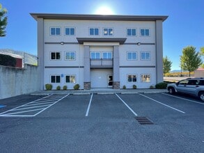 1830 NE 7th St, Grants Pass, OR à louer Photo de l’immeuble– Image 1 sur 1