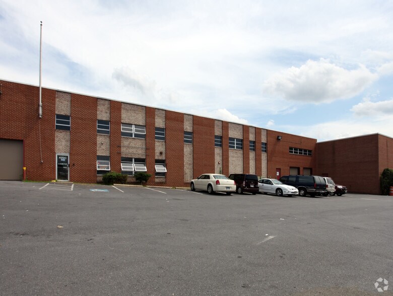 4990 Frolich Ln, Hyattsville, MD à vendre - Photo de l’immeuble – Image 2 sur 4