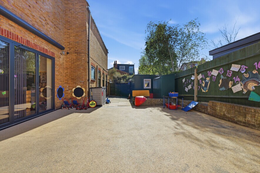 104 Hoppers Rd, Londres à vendre - Photo de l’immeuble – Image 3 sur 16
