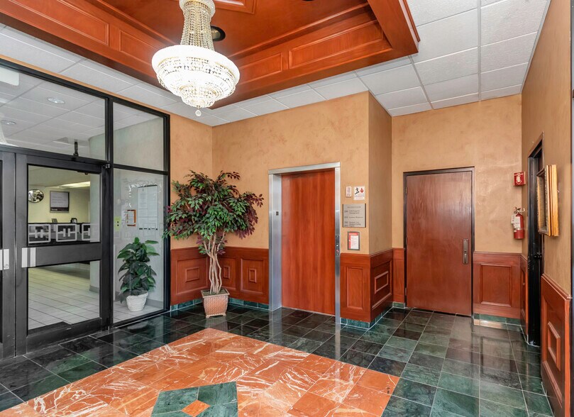 5801 Ulmerton Rd, Clearwater, FL à louer - Hall d’entrée – Image 2 sur 27