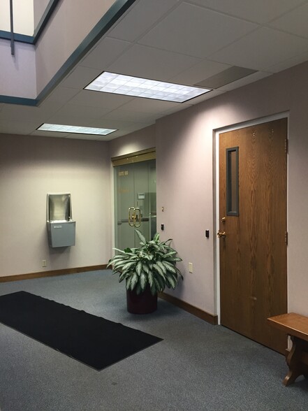 2420 N Coliseum Blvd, Fort Wayne, IN à louer - Photo intérieure – Image 2 sur 4