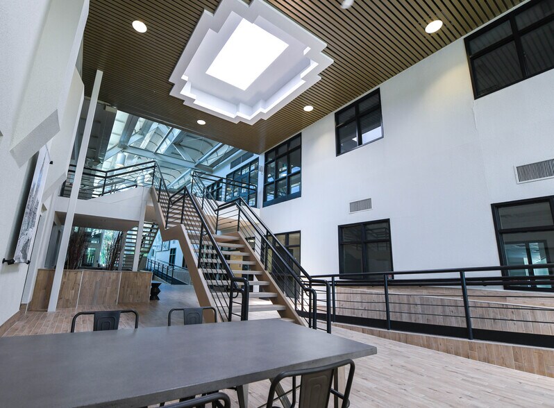 380 Hunt Club Rd, Ottawa, ON à vendre - Hall d’entrée – Image 3 sur 3
