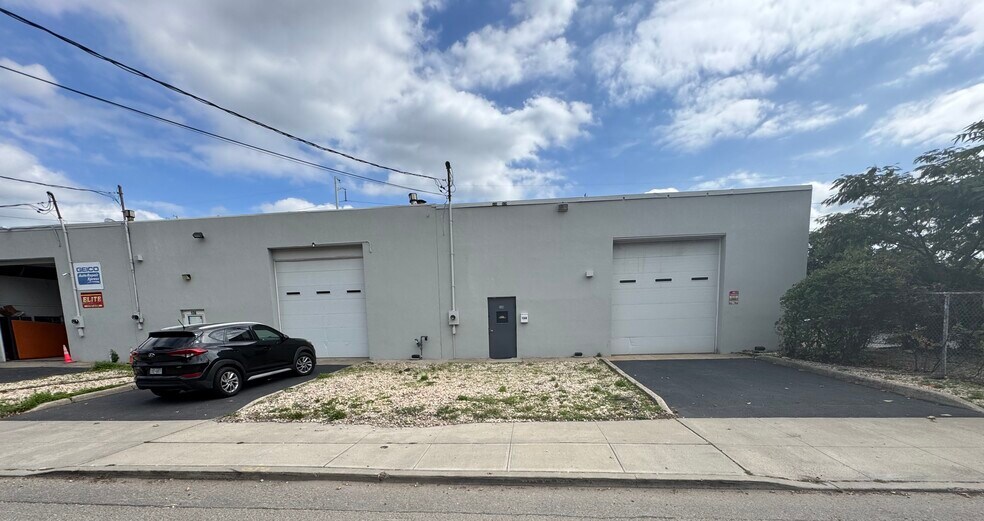 130-138 Railroad St, Huntington Station, NY à louer - Photo de l’immeuble – Image 3 sur 10