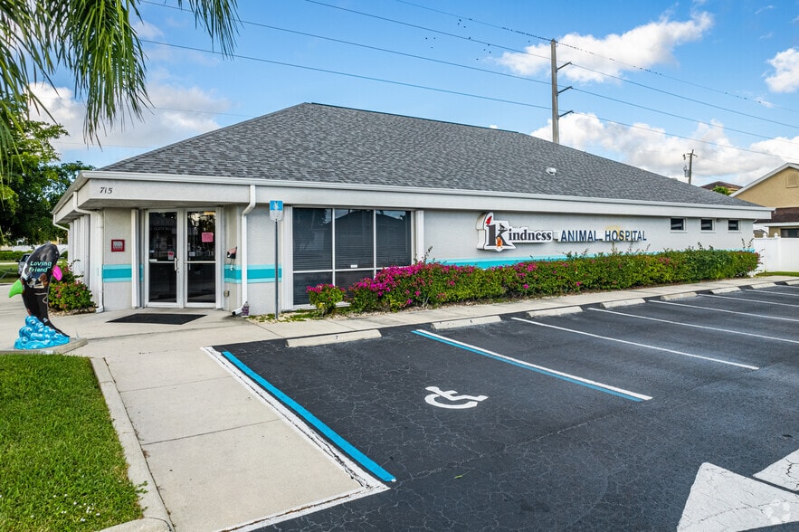 715 Cape Coral Pky, Cape Coral, FL à vendre - Photo principale – Image 1 sur 8