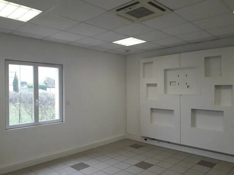 Bureau dans Châteaurenard à louer - Photo de l’immeuble – Image 2 sur 3