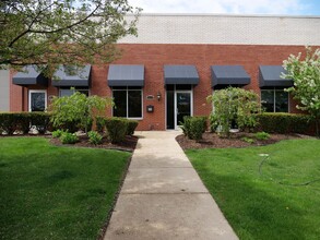 145 Tower Dr, Burr Ridge, IL à louer Photo de l’immeuble– Image 1 sur 7