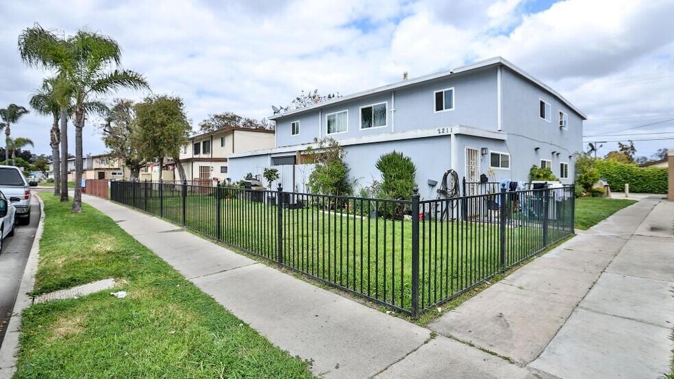 2211 S Fairview St, Santa Ana, CA à vendre - Photo de l’immeuble – Image 2 sur 10