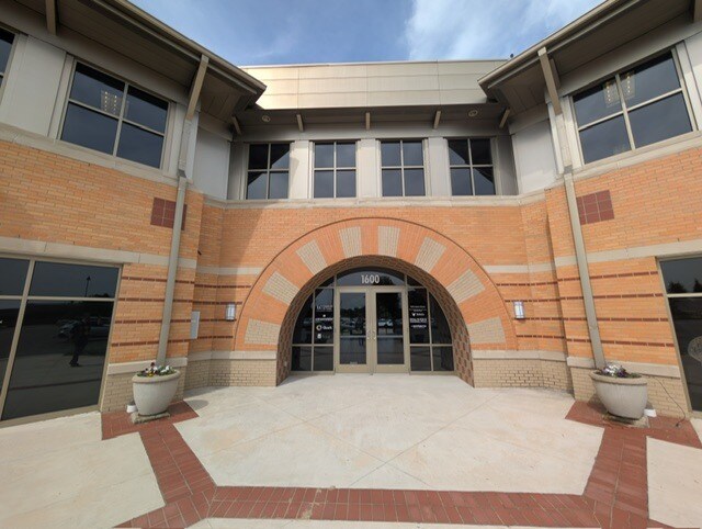 1600 E Beltline Ave NE, Grand Rapids, MI à louer - Photo de l’immeuble – Image 2 sur 8