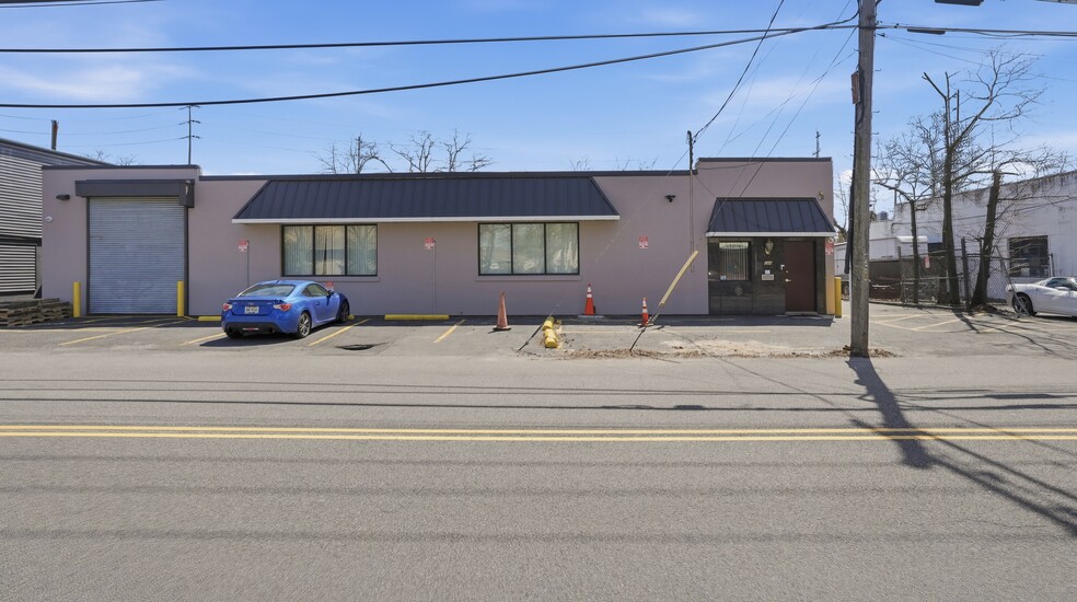 384 Moffitt Blvd, Islip, NY à vendre - Photo de l’immeuble – Image 2 sur 38
