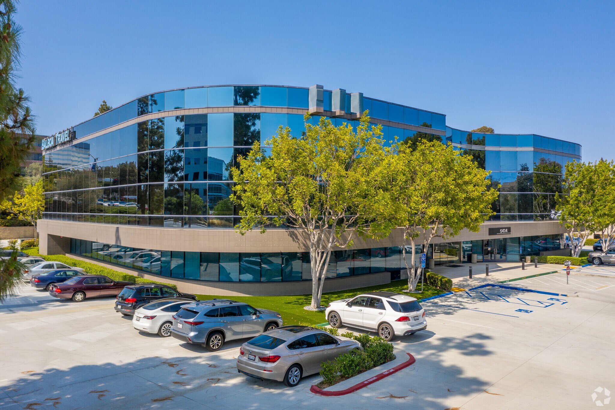 5414 Oberlin Dr, San Diego, CA à louer Photo principale– Image 1 sur 8