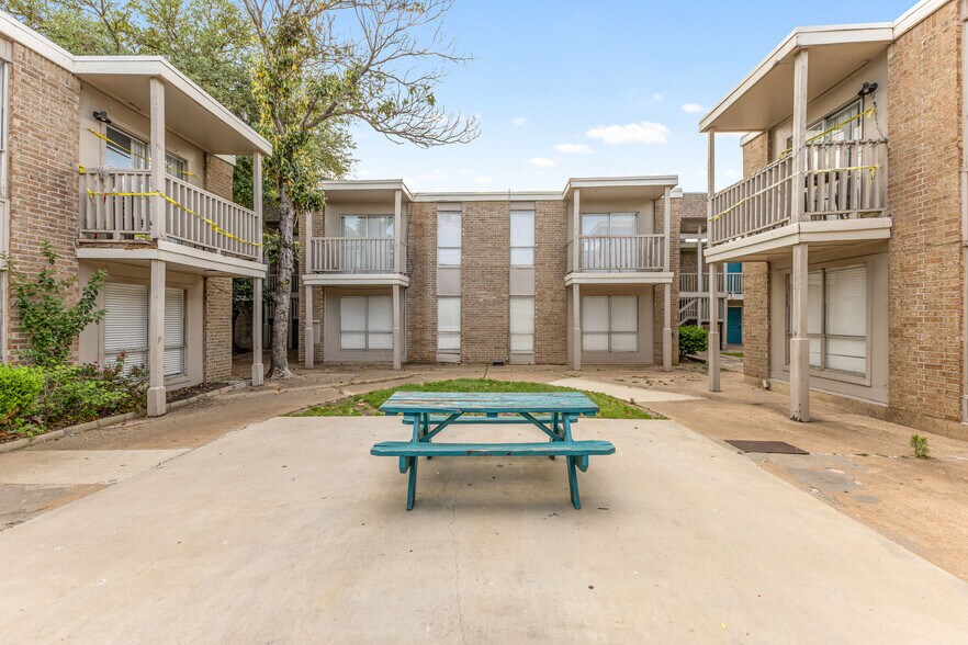 2507 Airport Cir, Arlington, TX à vendre - Photo de l’immeuble – Image 3 sur 12
