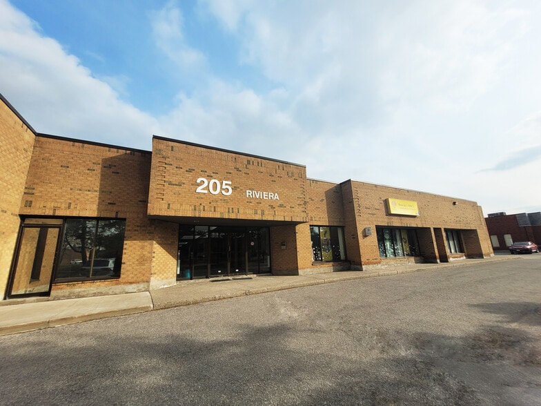 205 Riviera Dr, Markham, ON à louer - Photo de l’immeuble – Image 1 sur 10