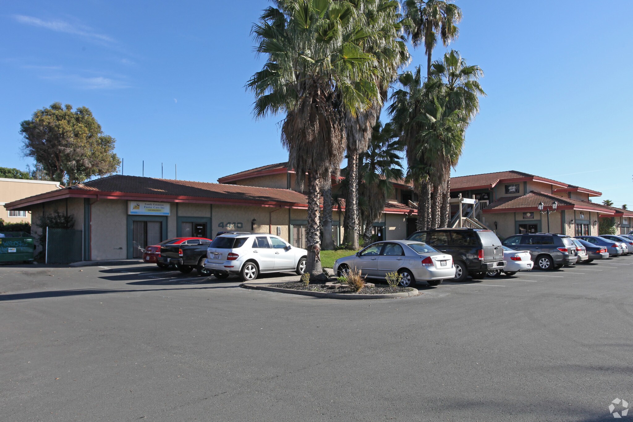 4212-4418 N Pershing Ave, Stockton, CA à louer Photo principale– Image 1 sur 3