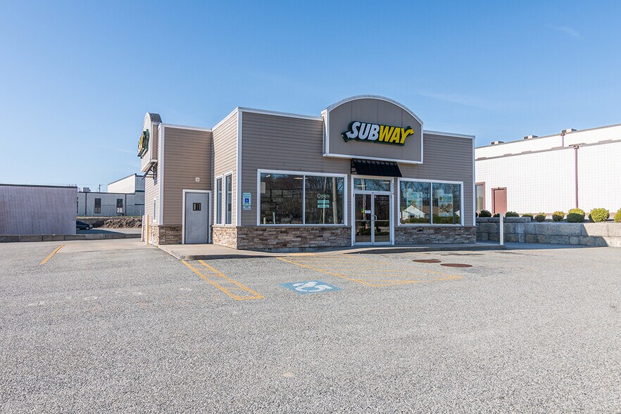2214 Plainfield Pike, Cranston, RI à vendre - Photo de l’immeuble – Image 2 sur 28