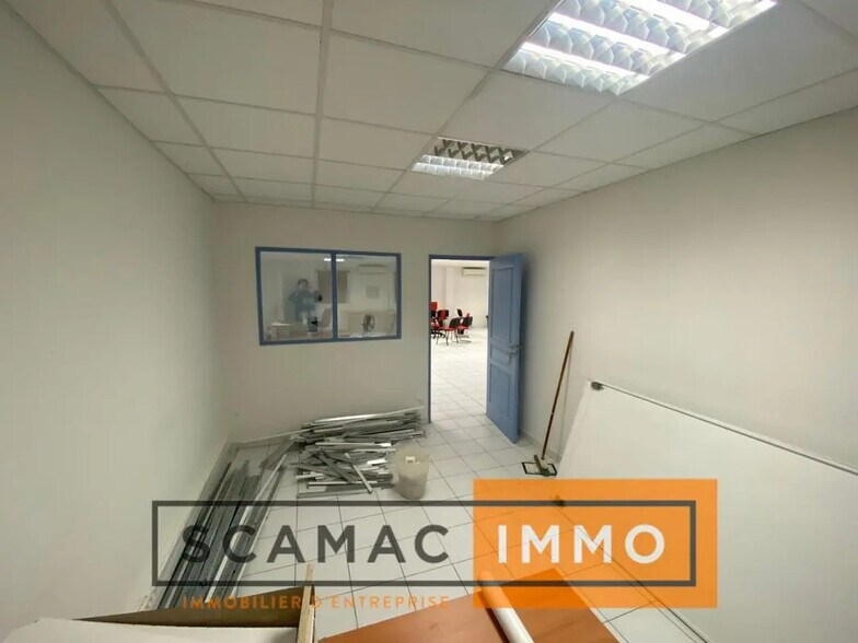 Bureau dans Martigues à louer - Photo de l’immeuble – Image 2 sur 7