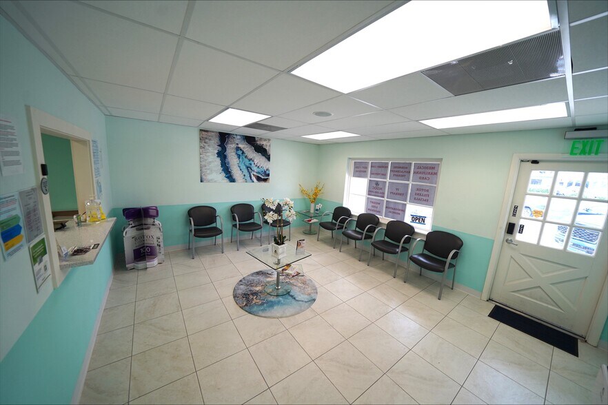 3028-3040 E Commercial Blvd, Fort Lauderdale, FL à louer - Hall d’entrée – Image 3 sur 8