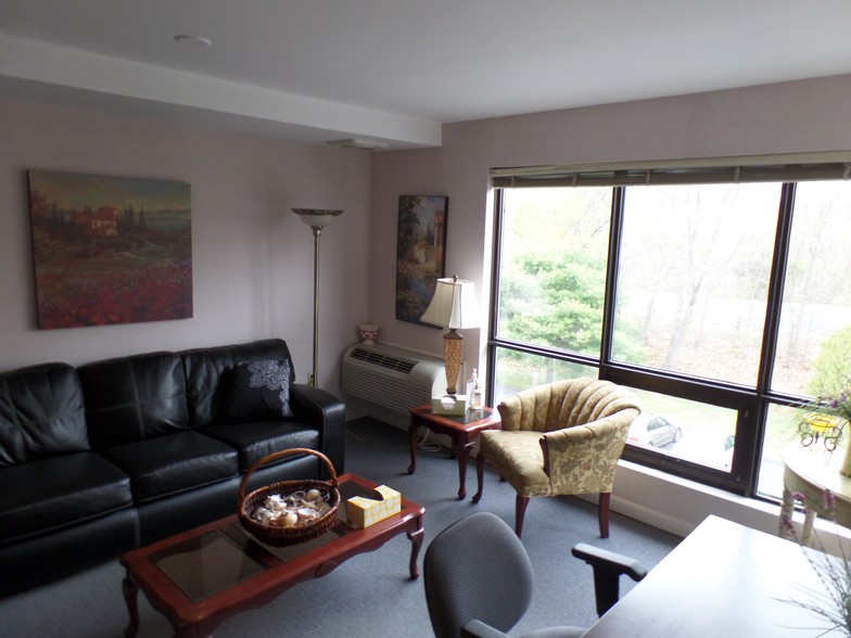 567 Vauxhall St, Waterford, CT à vendre - Photo intérieure – Image 3 sur 45