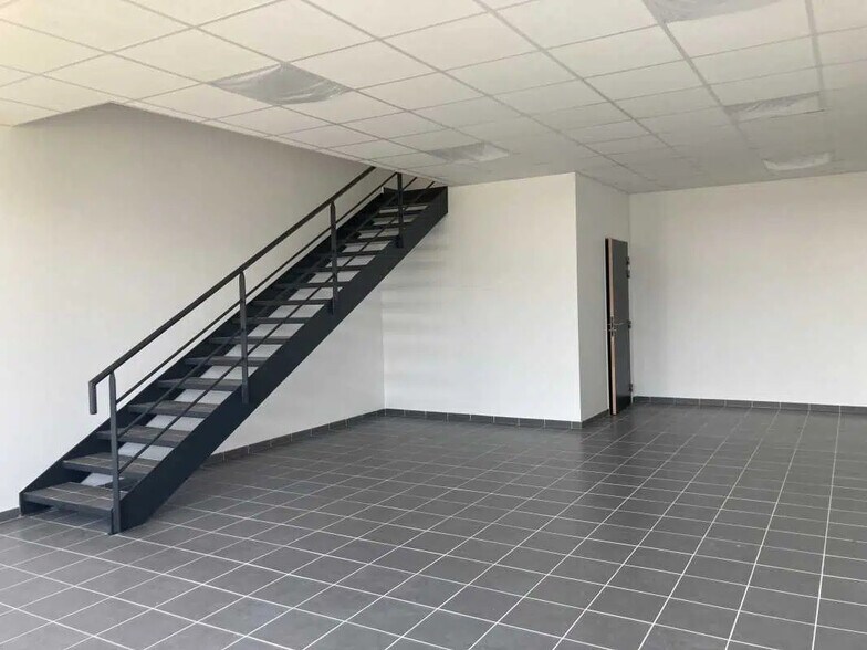 Local d'activités dans Villebon-sur-Yvette à vendre - Photo de l’immeuble – Image 2 sur 13