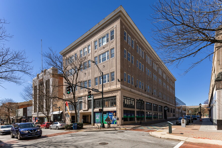 200 S Elm St, Greensboro, NC à louer - Photo de l’immeuble – Image 1 sur 15