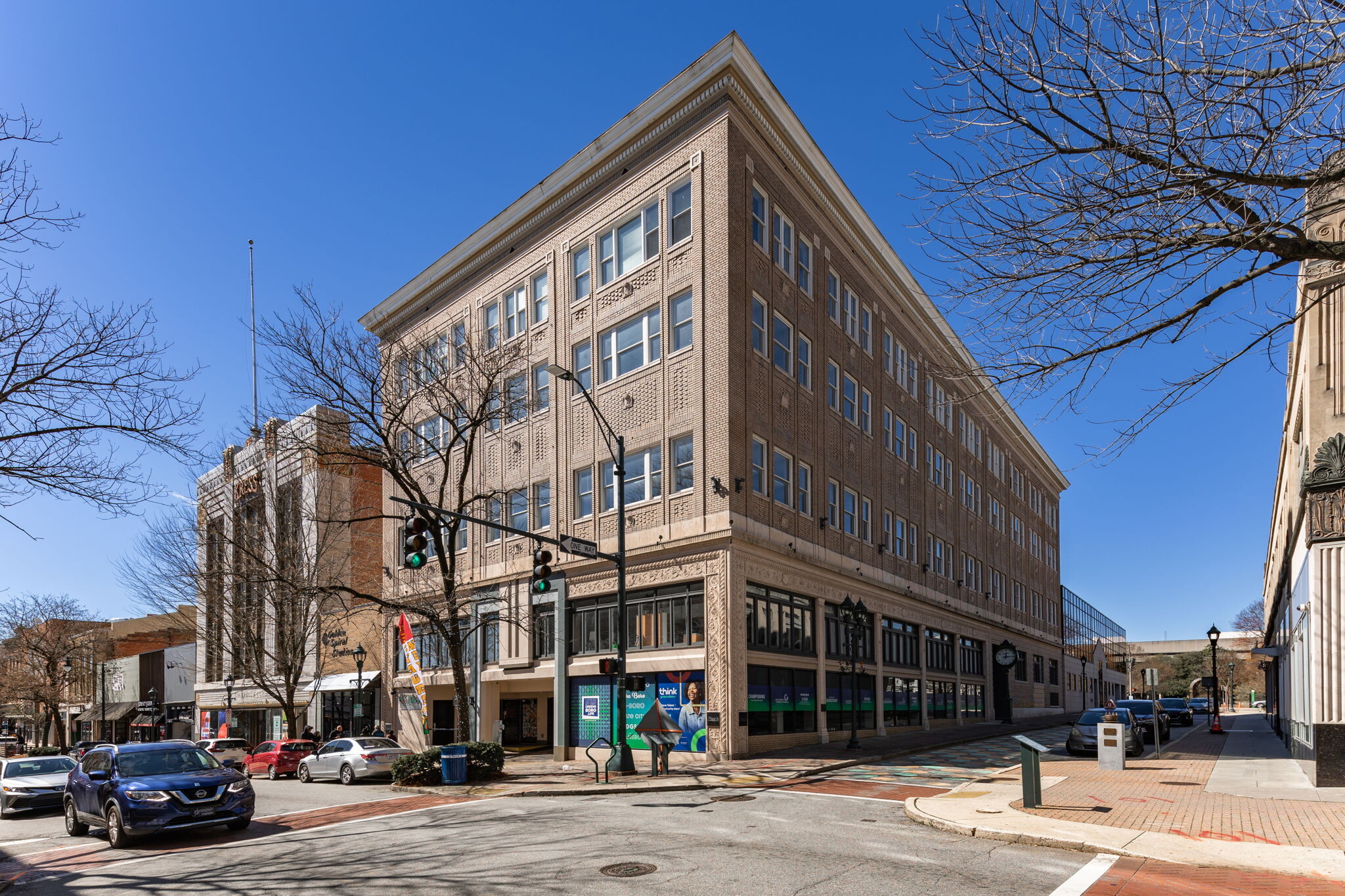 200 S Elm St, Greensboro, NC à louer Photo de l’immeuble– Image 1 sur 16