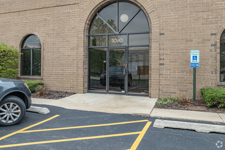 1070 W Ardmore Ave, Itasca, IL à louer - Photo de l’immeuble – Image 2 sur 5