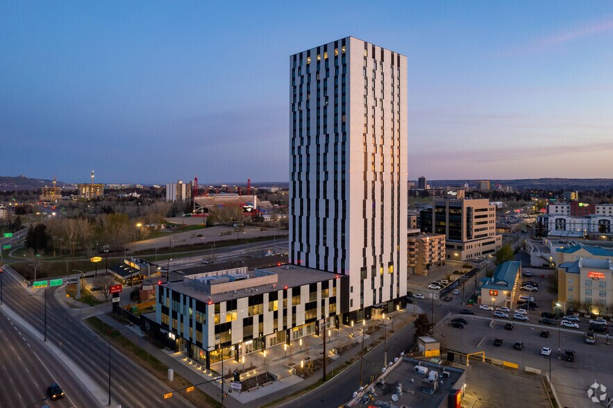 2416 16 Ave NW, Calgary, AB à louer - Photo de l’immeuble – Image 3 sur 7