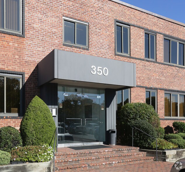 350 Old Country Rd, Garden City, NY à louer - Photo de l’immeuble – Image 2 sur 8