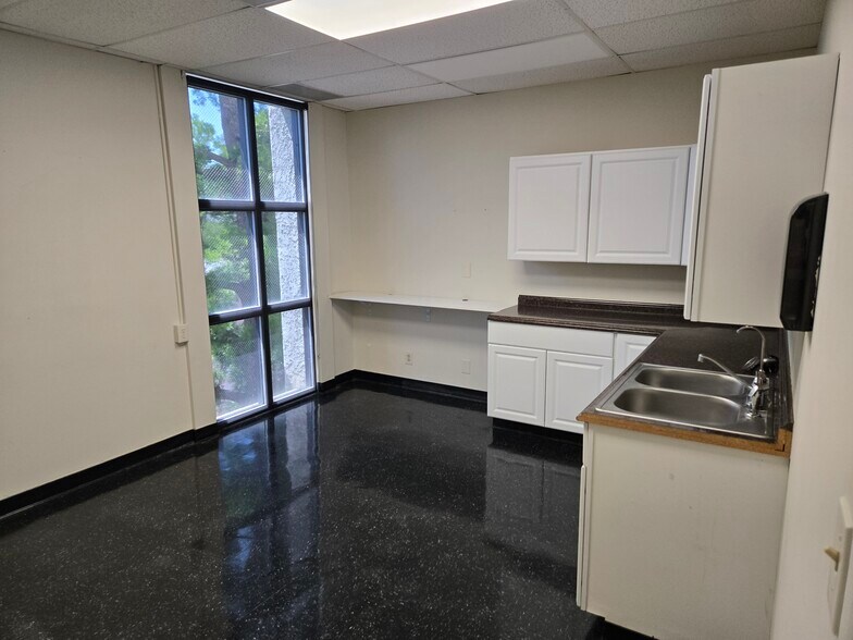 601 W Foothill Blvd, Claremont, CA à louer - Photo de l’immeuble – Image 2 sur 3
