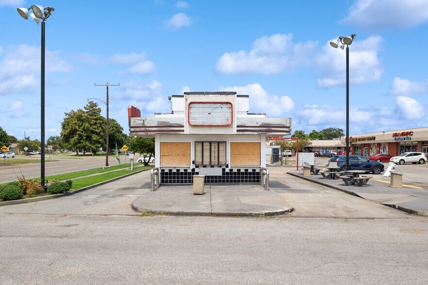 3102 Loyola Dr, Kenner, LA à louer - Photo de l’immeuble – Image 2 sur 11