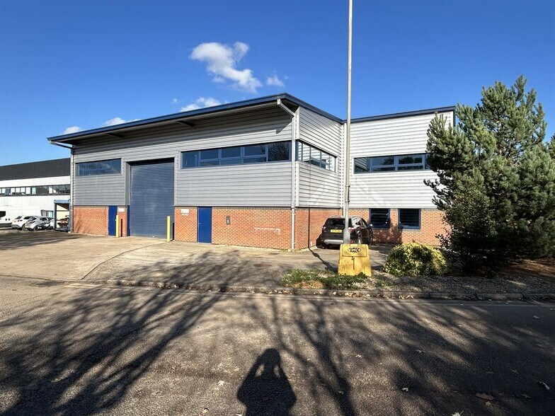 12 Triangle Business Park, Stoke Mandeville à vendre - Photo de l’immeuble – Image 2 sur 9
